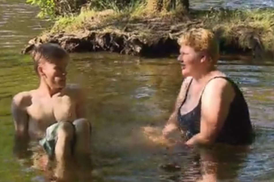 Am Sonntag geht Tutti mit Oliver in einem Tümpel auf Flirtkurs. Fremdscham vorprogrammiert.