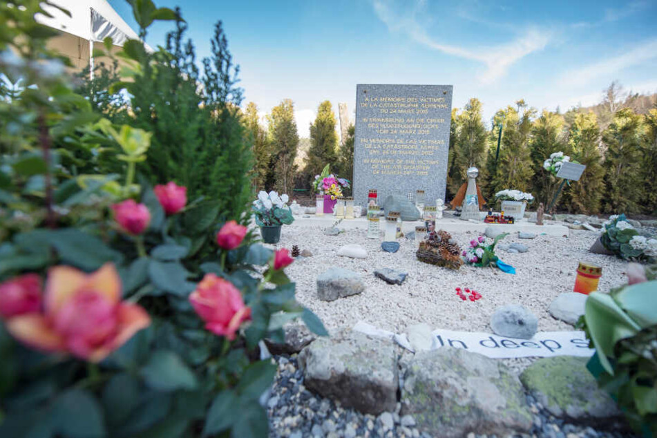 An der Absturzstelle in Frankreich hatten Angehörige zum Gedenktag Blumen niedergelegt.