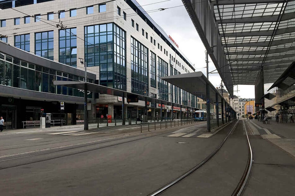 An der Zentralhaltestelle in Chemnitz ist am Montag ein Mann bei einem Streit verletzt worden.