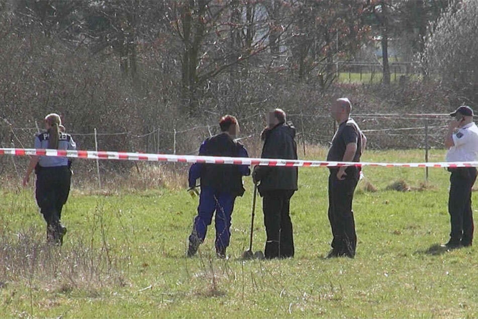 Die Polizei sperrte den Bereich um den Fundort ab. Die Kriminalpolizei hat die Ermittlungen aufgenommen.