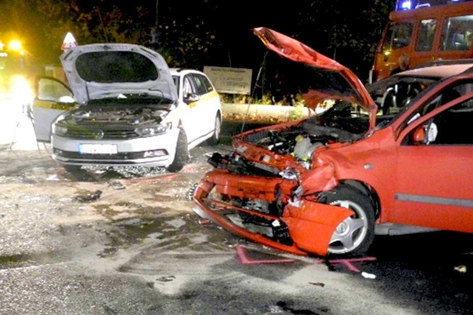 Der Opel krachte in einem VW Passat. Beide Fahrer wurden verletzt ins Krankenhaus gebracht.