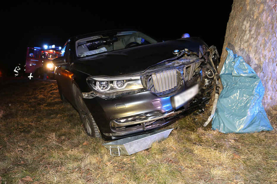 Der BMW krachte frontal gegen einen Baum.