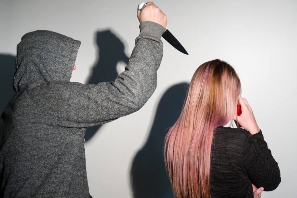 Angeblich wurde die Frau mit einem Messer bedroht. (Symbolbild)
