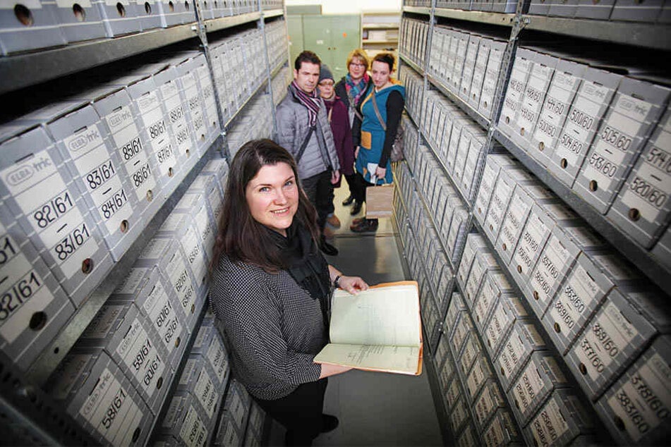 In Dresden führte Archiv-Leiterin Annegret Jahn-Marx Besucher durch die Aktenbestände der Stasi-Unterlagenbehörde.