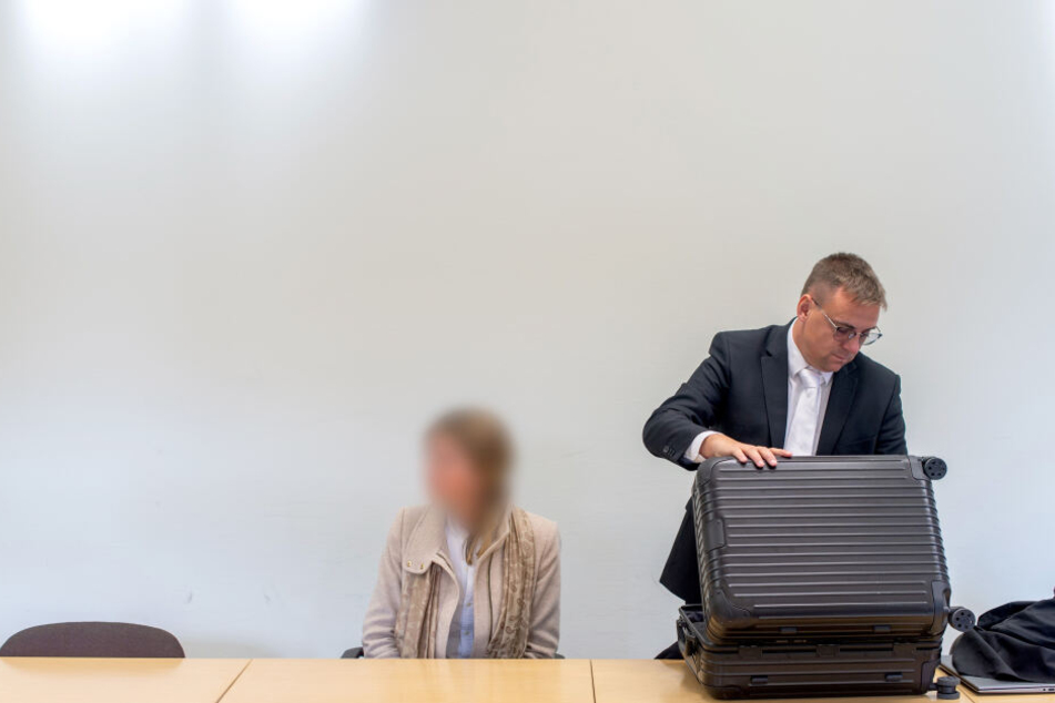 Neben der Angeklagten Luisa P. bereitet sich ihr Verteidiger, der Rechtsanwalt Markus Bauer, auf die Verhandlung vor.