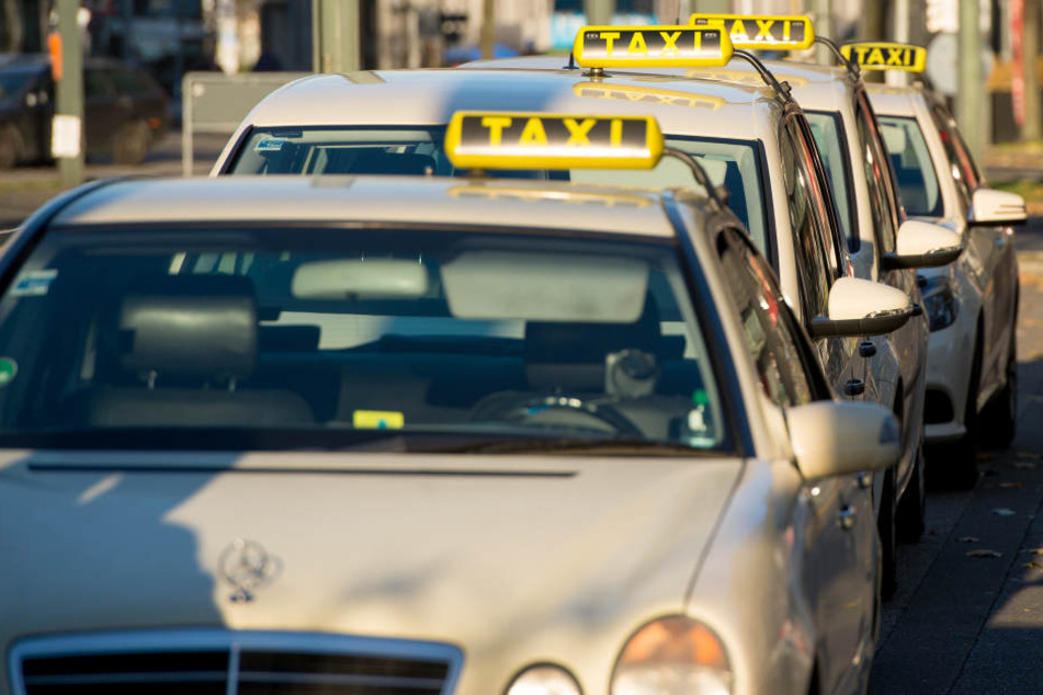 Der Fahrer ließ den Motor laufen. Das verstand der Betrunkene wohl als Einladung...