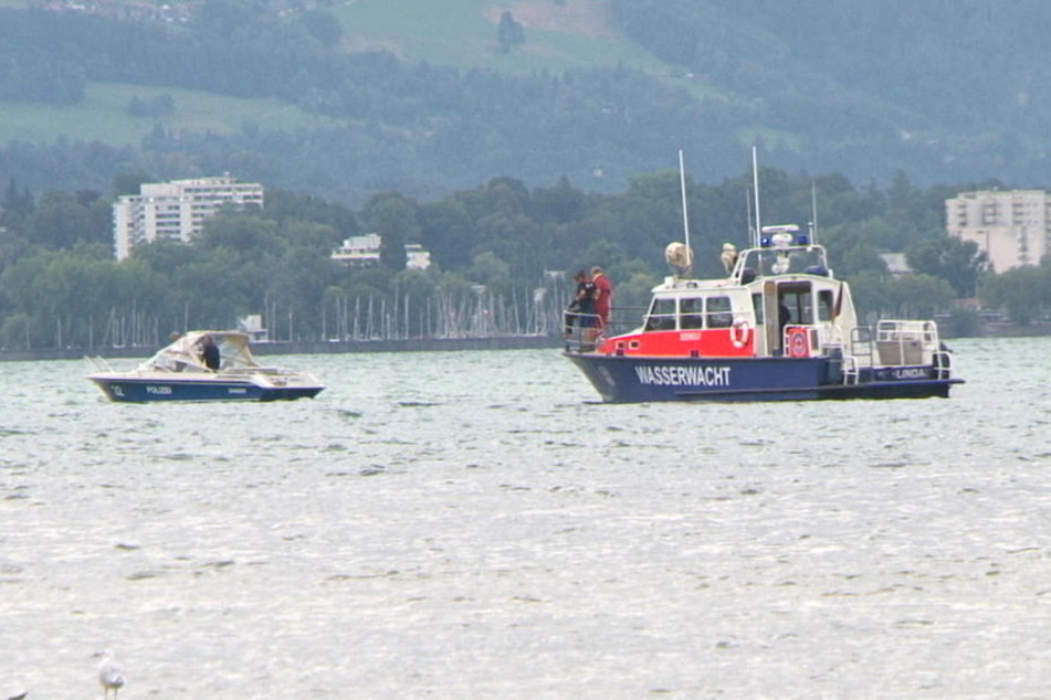 Das Polizeiboot Zander und das Wasserwachtboot Barrakuda waren bei der Suche im Einsatz.