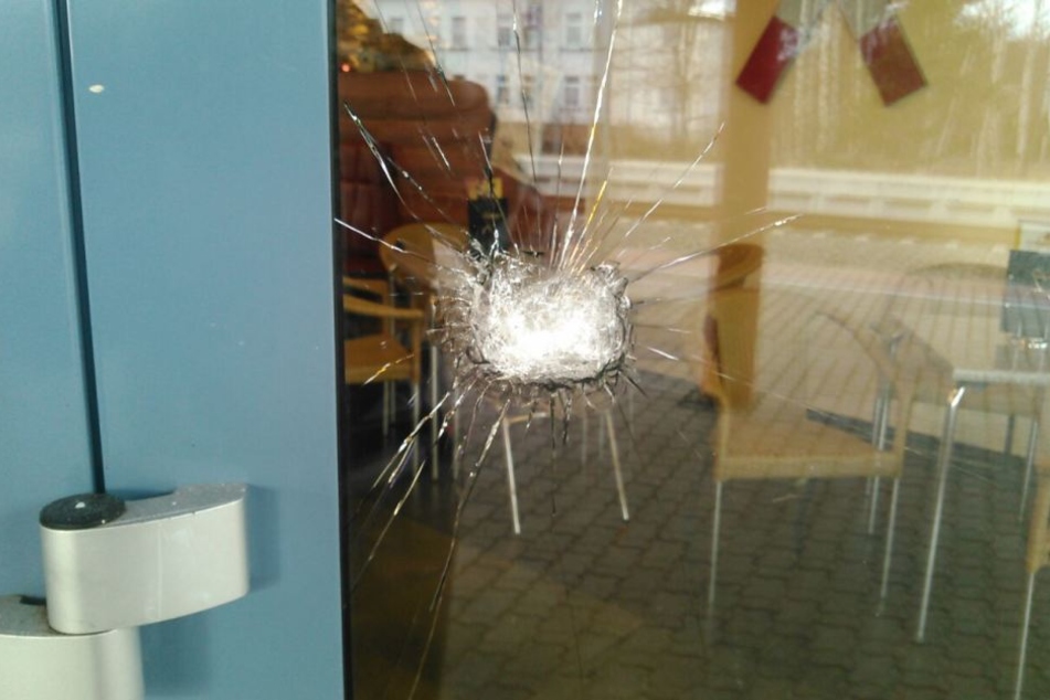 Die Explosion ließ Fensterscheiben zu Bruch gehen oder beschädigte diese.