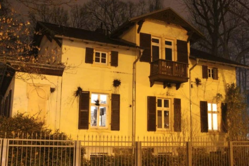 Auf das Nachbargebäude wurden Steine und Farbbomben geworfen.