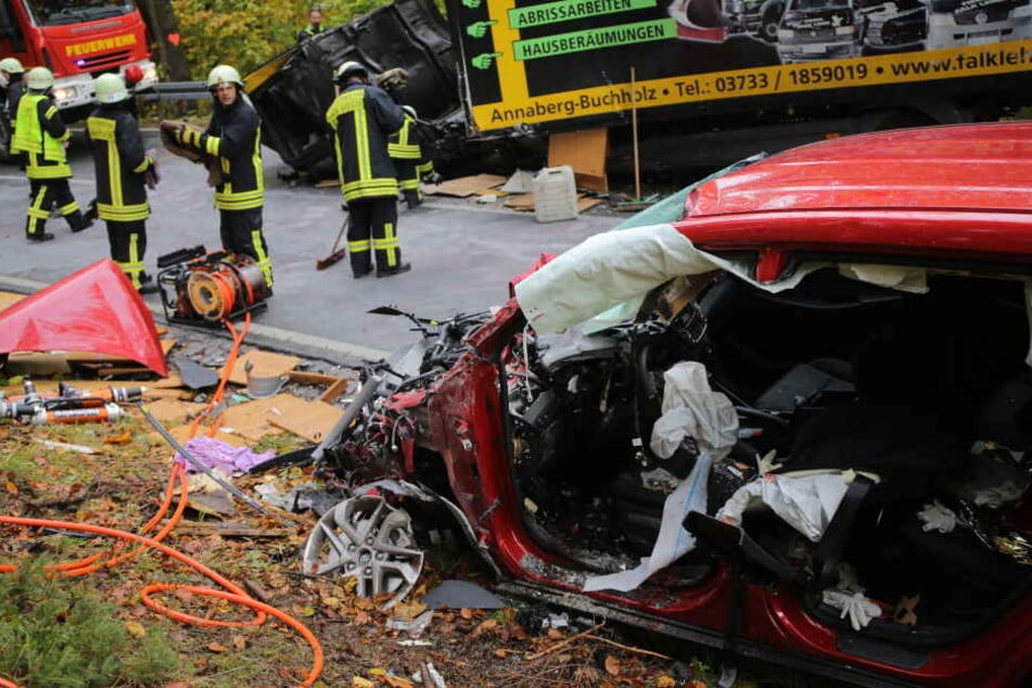 Der Hyundaifahrer musste aus dem Wrack seines Autos geschnitten werden.