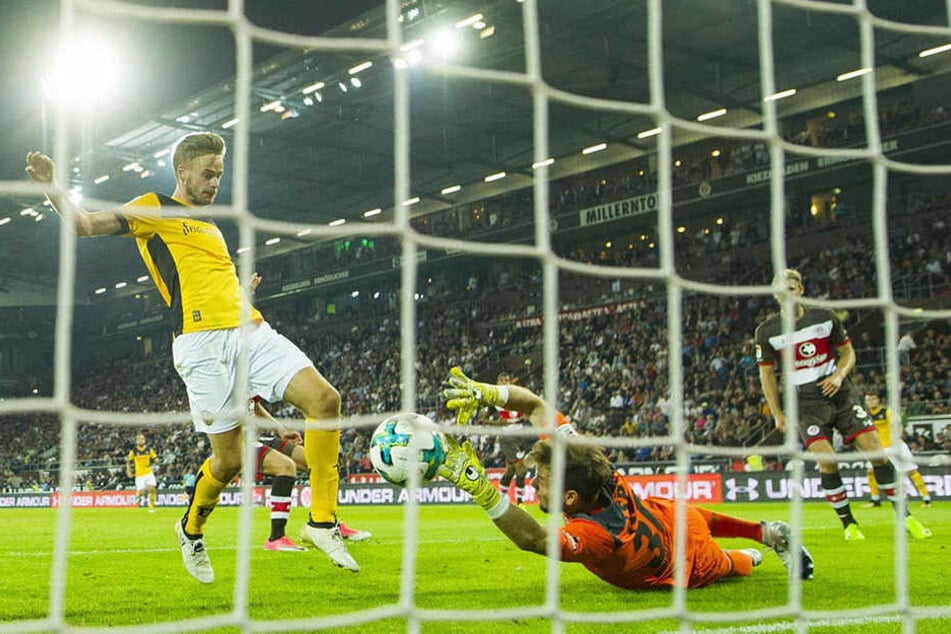In Hamburg stand Lucas Röser da, wo ein Mittelstürmer stehen muss. Den Abpraller von Pauli-Keeper Robin Himmelmann drückte er mit dem Knie zum 2:2 über die Linie.