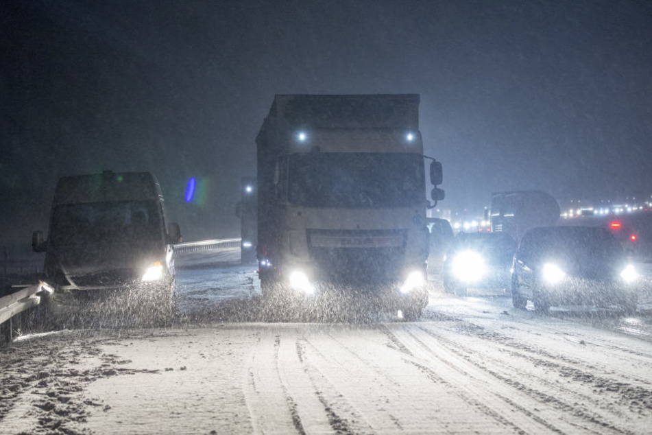 Ein Transporter krachte bei dem Wetter in eine Leitplanke.