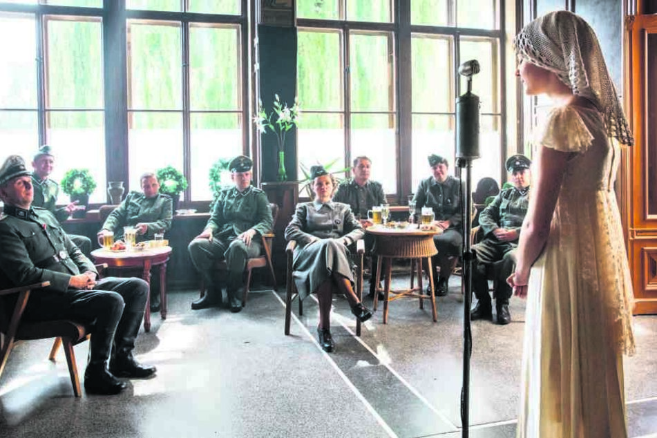 Die Drama-Serie „Der Krieg und ich“ erzählt die Geschichten von Kindern im
Zweiten Weltkrieg. Ein erster Einblick in eine Szene aus der achten Folge, die
in Auschwitz spielen soll ...