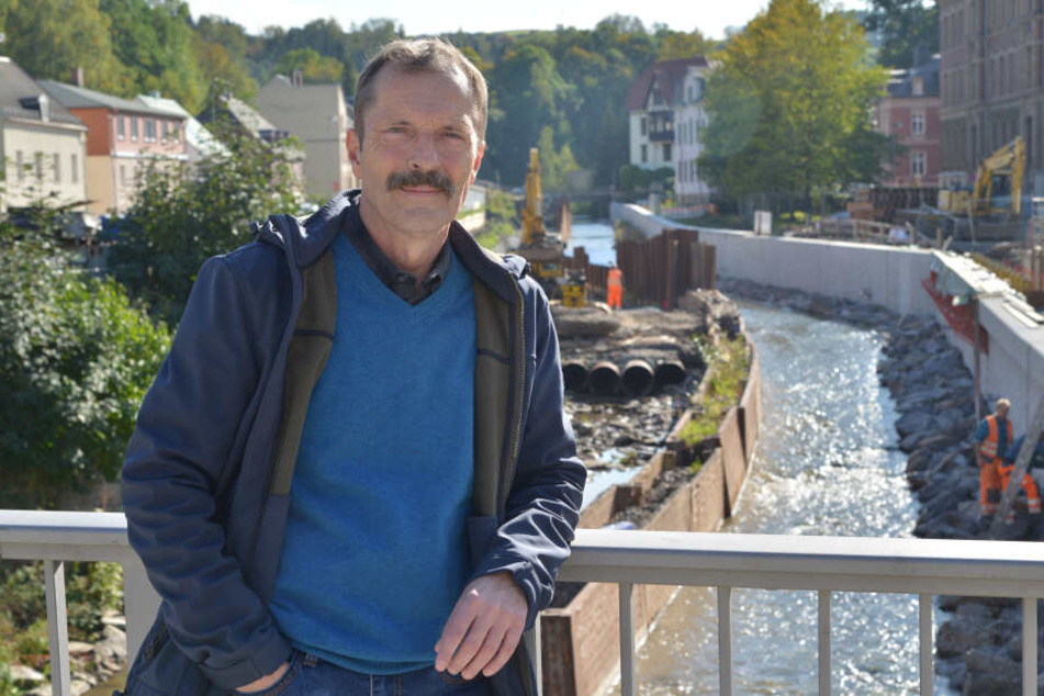 Ralf Kirchübel (59) von der Bürgerinitiative sieht die neu gebauten Hochwasser-Schutzmauern an der Würschnitz mit Skepsis.