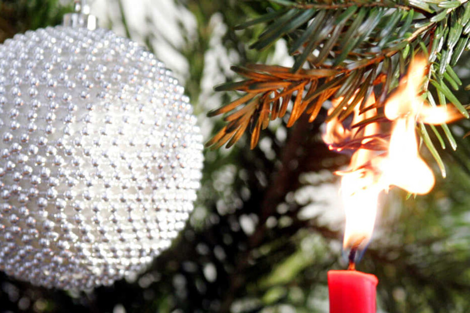 Advent, Advent, die Tanne brennt. Weihnachtsbäume können sehr schnell Feuer fangen. (Symbolbild)