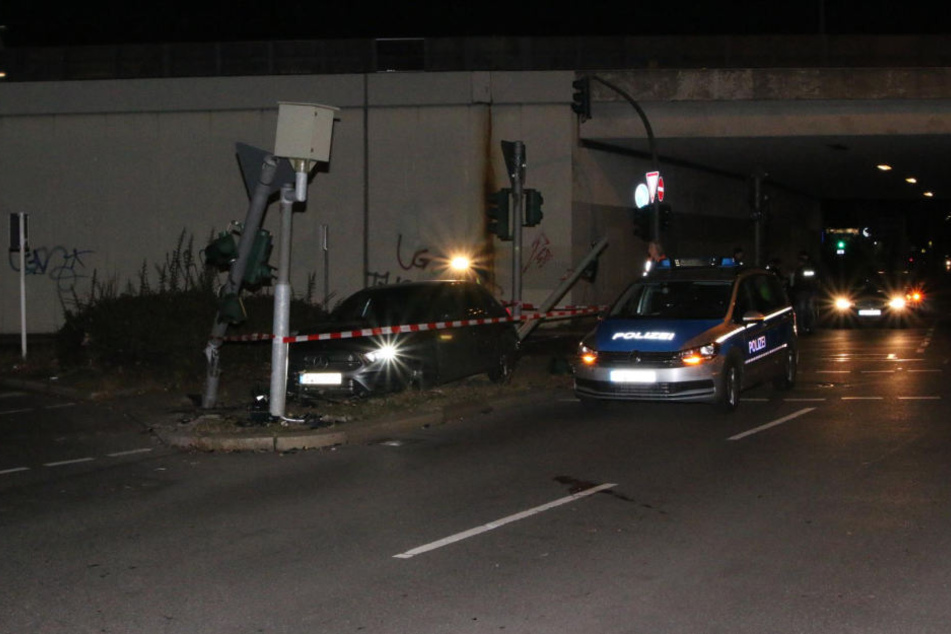 Ein Mann ist am Samstagmorgen in Berlin-Tempelhof vor der Polizei geflohen und hat sein Auto gegen einen Ampelmasten gesetzt.