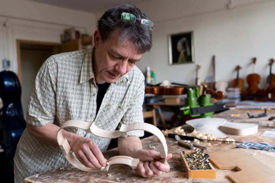 In seiner Werkstatt arbeitet Steffen Friedel (52) an einer Violine. Am Freitag bekommt er einen Preis für eine Viola.