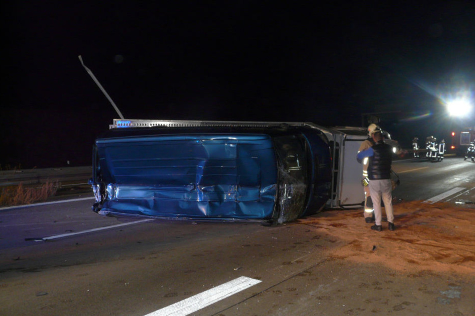 Der hintere Reifen der Zugmaschine löste sich, der Ford kippte und blieb quer auf der Autobahn liegen.