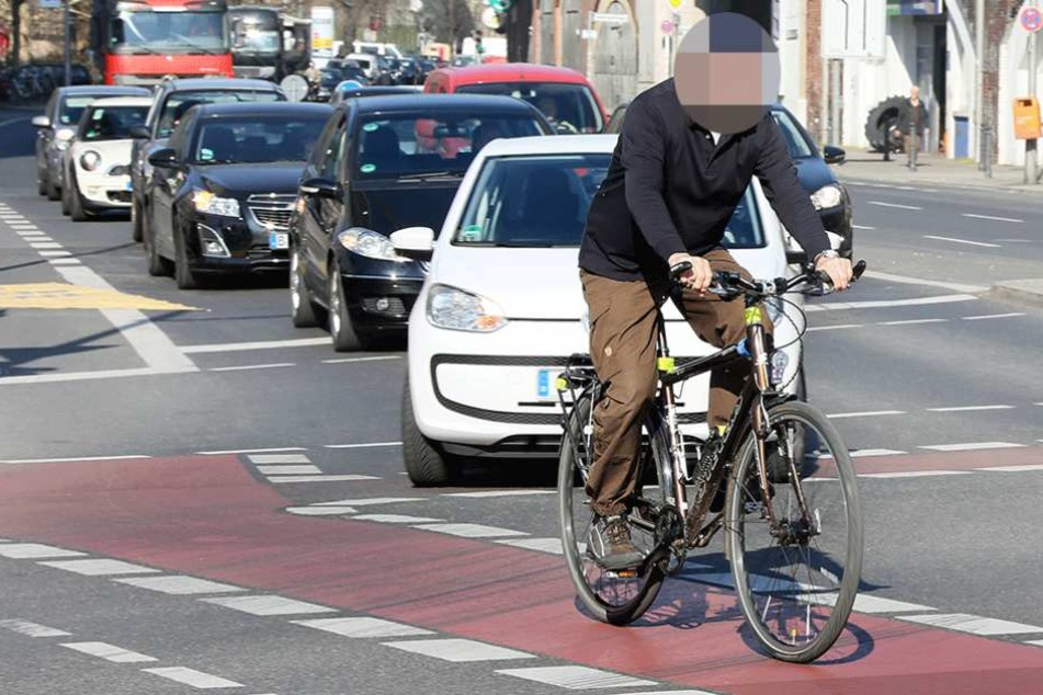 Radfahrer leben in Berlin gefährlich und werden vor allem oft durch abbiegende Autos ignoriert (Symbolbild).