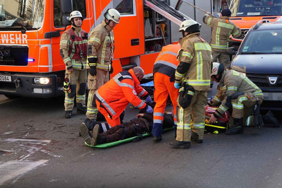 Rettungskräfte kümmern sich um den Verletzten.