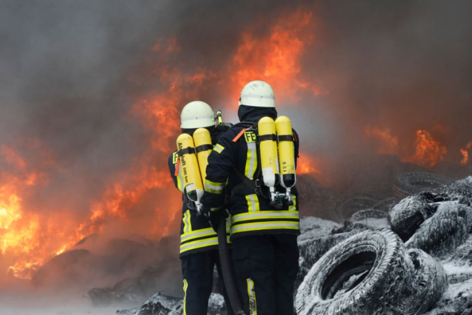 45 Feuerwehrleute waren im Einsatz. Sie ließen das heftige Feuer kontrolliert abbrennen.