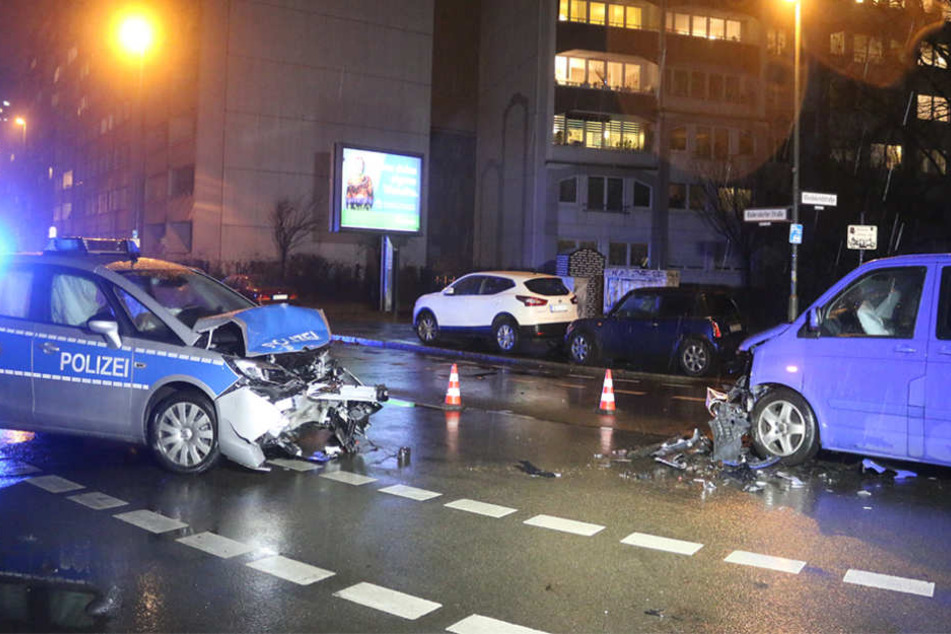 Die zwei völlig demolierten Autos nach dem Unfall auf der Rüdersdorfer Straße.