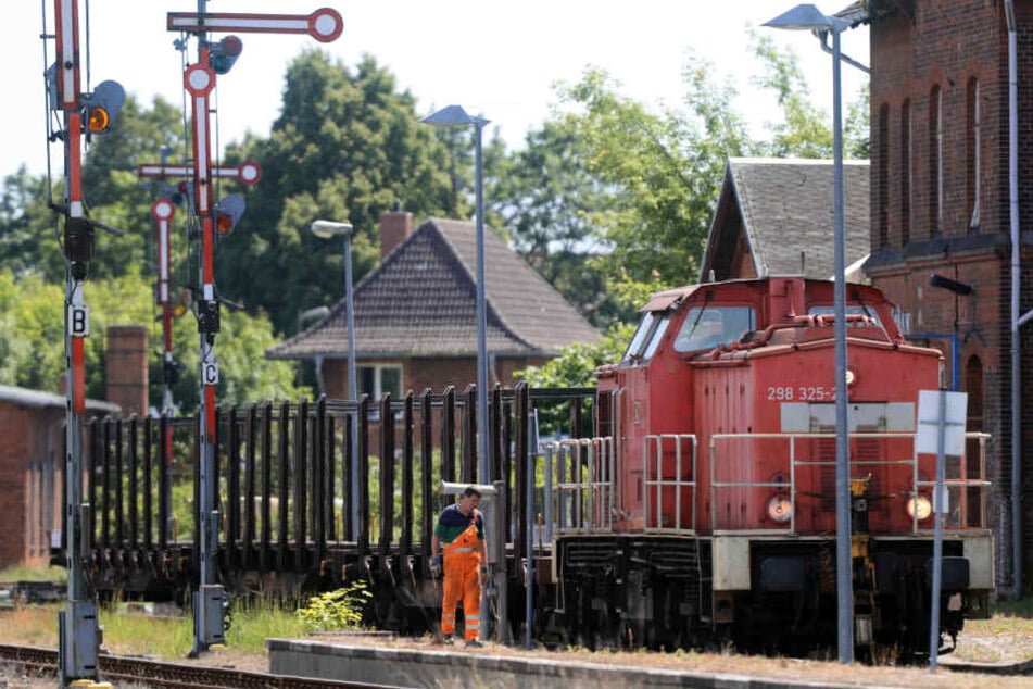 Eine 33-jährige Frau wurde am Bahnhof Burg (Sachsen-Anhalt) von einem Güterzug überfahren und getötet. (Symbolbild)