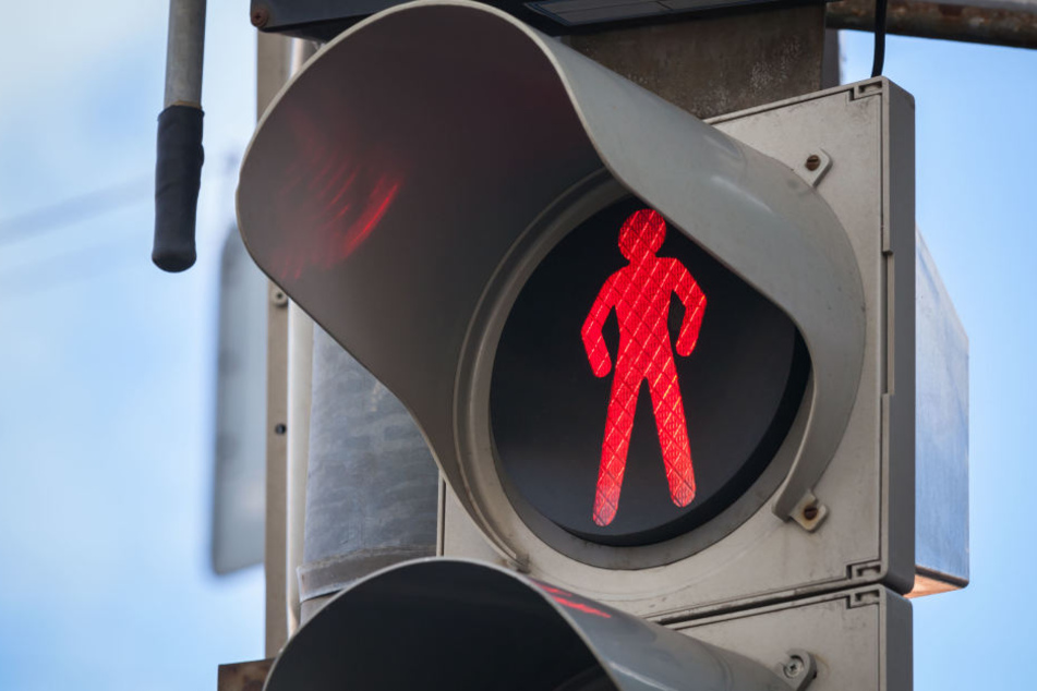 Die 79-jährige Frau war am Donnerstagnachmittag bei Rot über die Ampel gelaufen. (Symbolbild)
