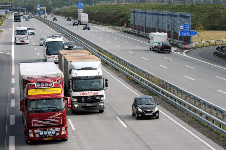 Auf der A1 bei Köln kam es zu einem Unfall mit einem Gefahrgut-Laster. (Symbolbild)