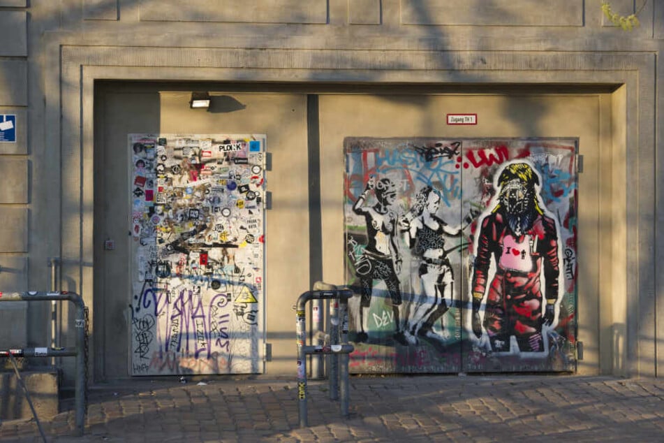 Die Sonne strahlt die Eingangstüren zum Berliner Club Berghain an.