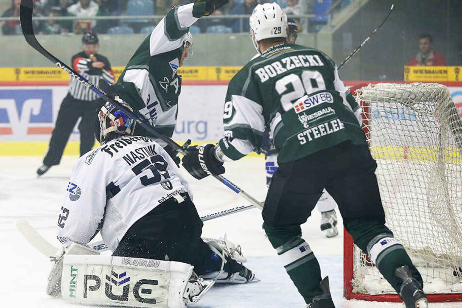 Eislöwen-Torwart Kevin Nastiuk (52) musste schon nach fünf Minuten vom Eis.