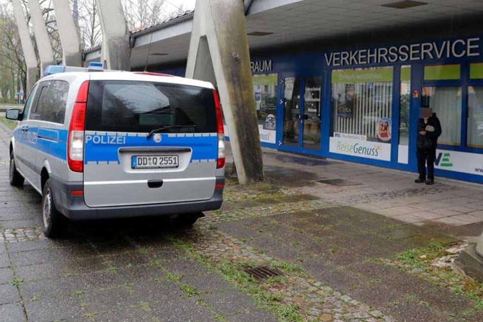 Ein Polizeifahrzeug am Chemnitzer Busbahnhof.