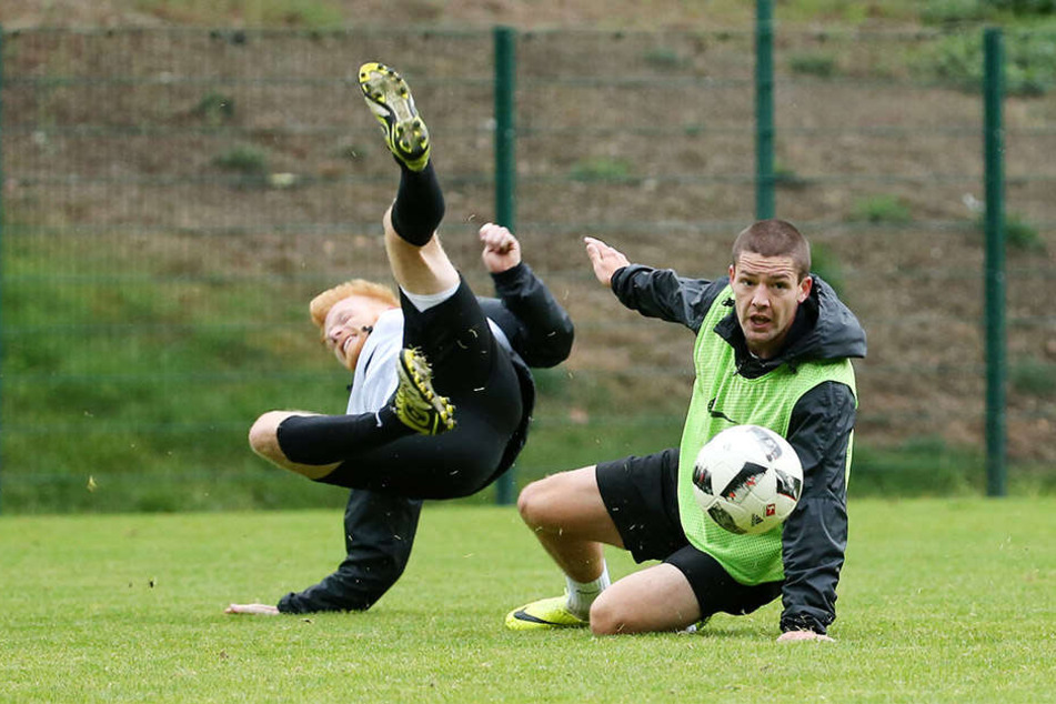Genau das ist jetzt bei Aue gefragt: Es muss dem Gegner auch mal weh tun!
Adam Susac (r.) grätscht im Training.