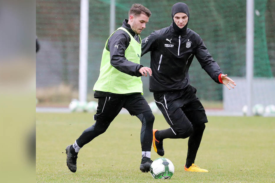 Neuzugänge unter sich: Jonas Acquistapace (r.) im Training beim Zweikampf mit Daniel Gremsl.