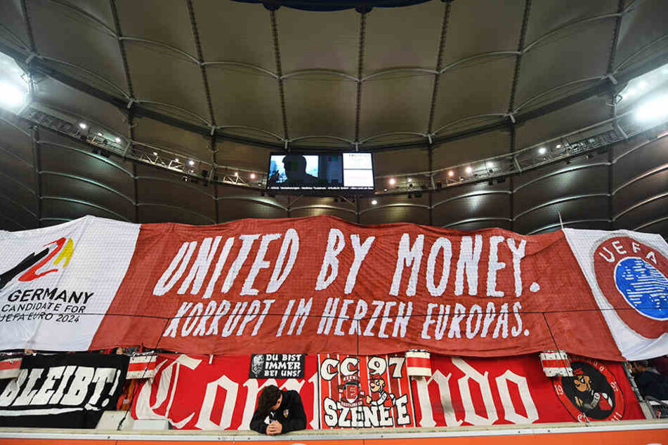 Klare Kante gegen DFB und DFL: Die Interessenvertretung Pro Fans mit einem ihrer Banner.