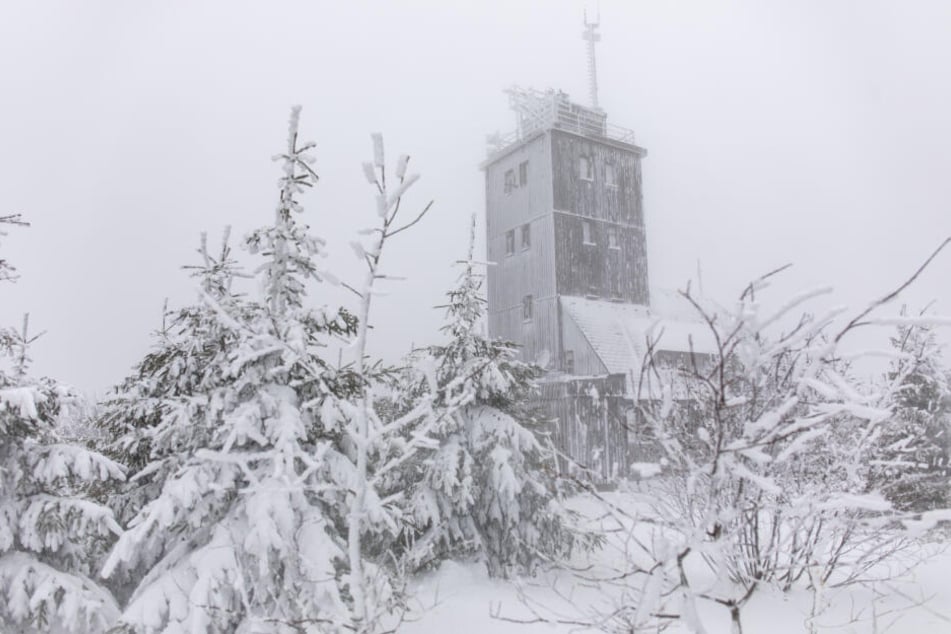 Auf dem Fichtelberg ist es winterlich.