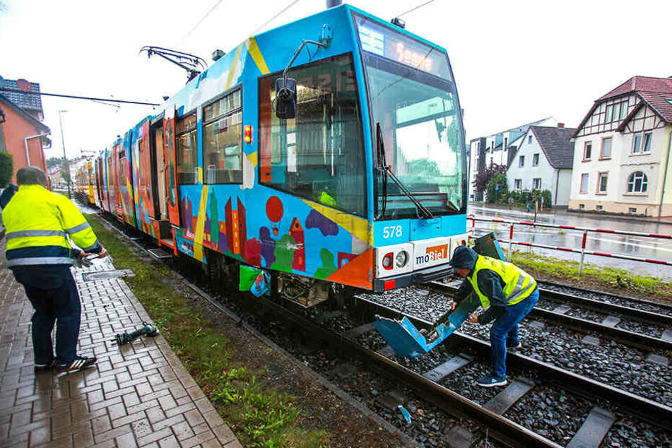 Ein Auto rammte beim Abbiegen die Stadtbahn. (Symbolbild)