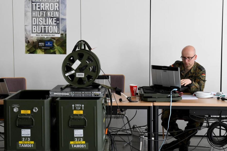 Die Bundeswehr wirbt seit Monaten um Computer-Spezialisten.