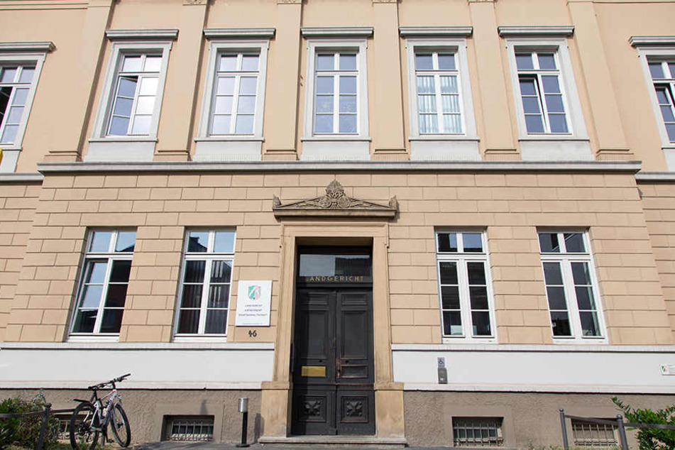 Vorm Landgericht Detmold wird gegen die 31-Jährige verhandelt.