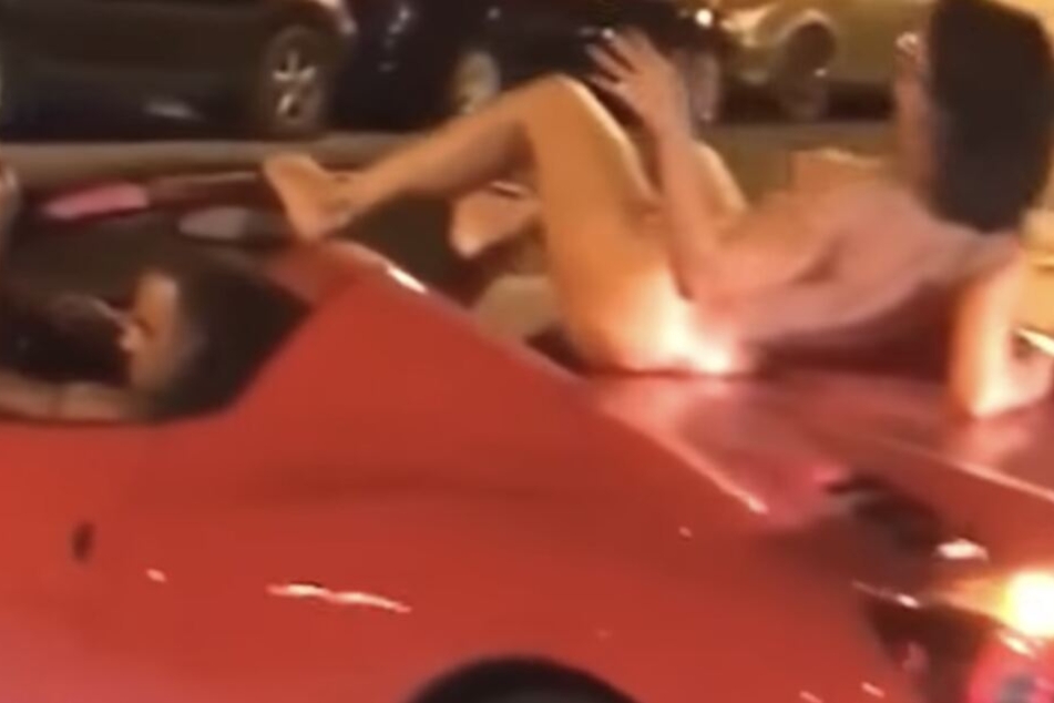 Splitterfasernackt sitzt die Dame auf dem Sportwagen...