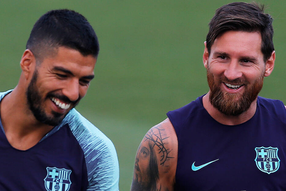Nicht nur auf dem Platz gute Kumpels. Luis Suarez und Lionel Messi verbringen auch außerhalb des grünen Rasens viel Zeit miteinander, waren zuletzt mit ihren Familien gemeinsam im Ibiza-Urlaub.