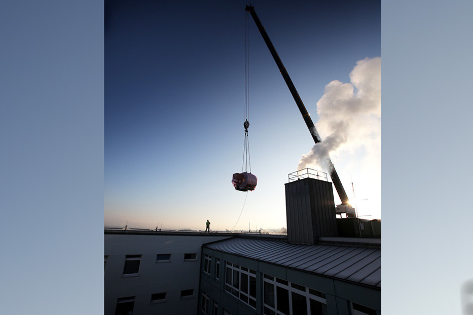 Mit einem Kran wurde das MRT über das Gebäude hinweg transportiert.