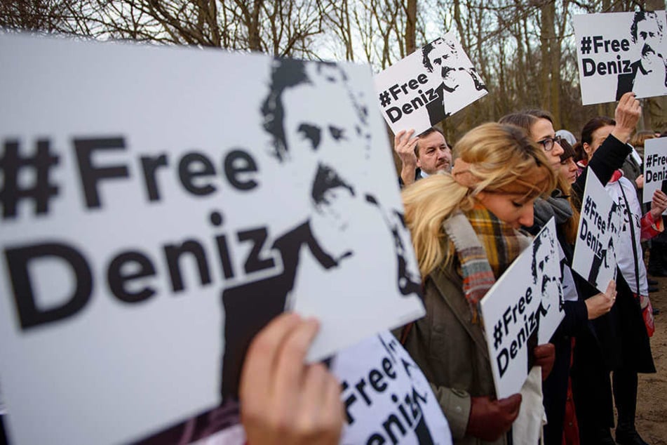 Seit Anfang 2017 befindet sich Denis Yücel in U-Haft. Demonstranten fordern seitdem regelmäßig seine Freilassung.
