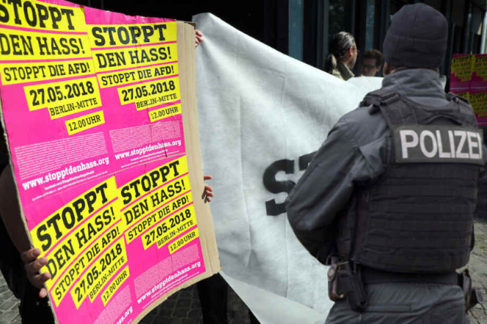 Die Berliner Polizei soll Gegendemonstranten und AfD-Anhänger voneinander trennen. (Bildmontage)