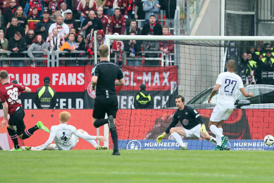 Tor für Nürnberg. Das 2:1 durch Cedric Teuchert (Nürnberg).