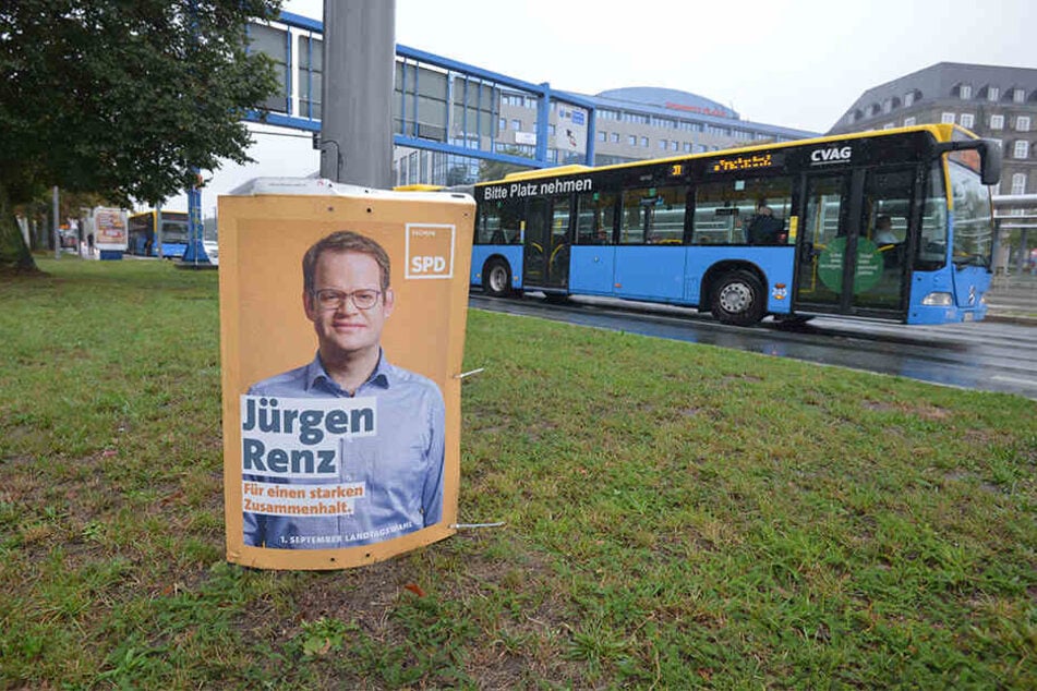 In der Bahnhofstraße wartet ein SPD-Plakat auf die Entsorgung.