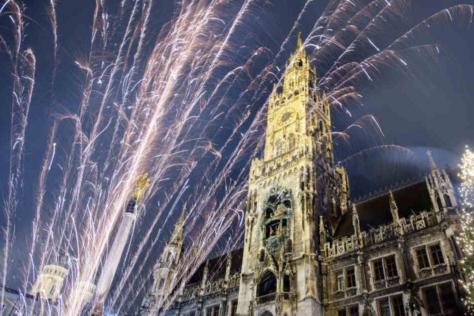In der Innenstadt von München haben viele Menschen friedlich Silvester gefeiert.