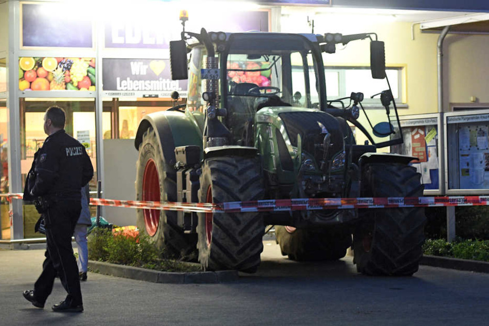 Diebe wollten in Köln einen Geldautomaten aus der Verankerung reißen - doch sie wurden von der Polizei gestört.