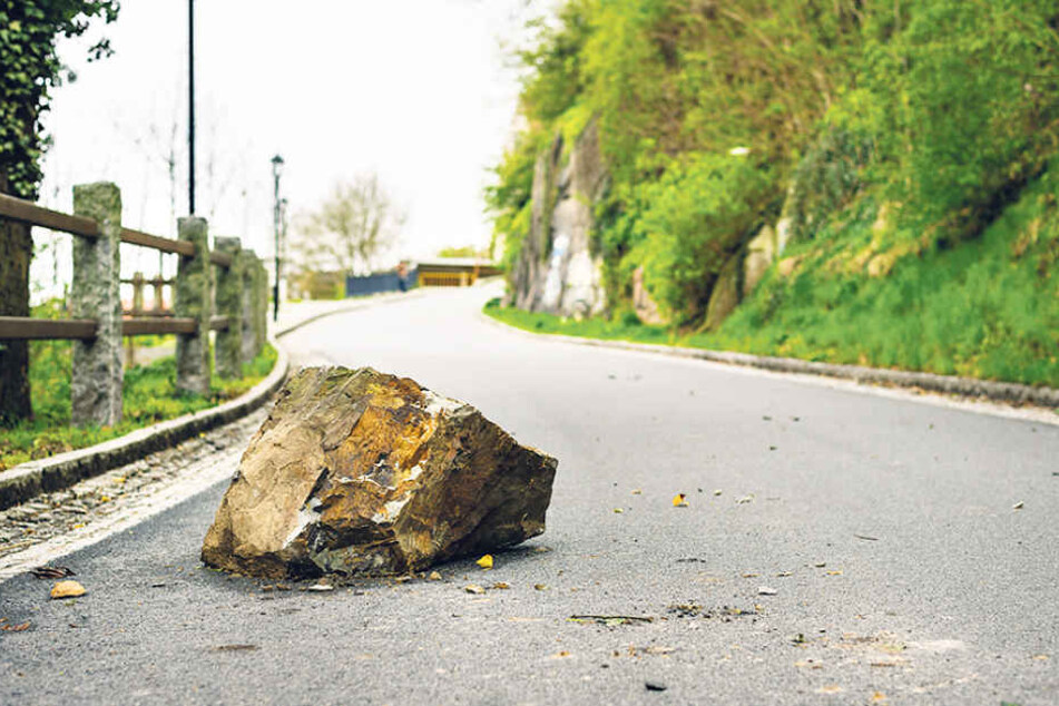 In Kamenz ist dieser 500-Kilo-Brocken auf die Straße Herrental gekracht.
Heute soll das Schwergewicht weggeräumt werden.