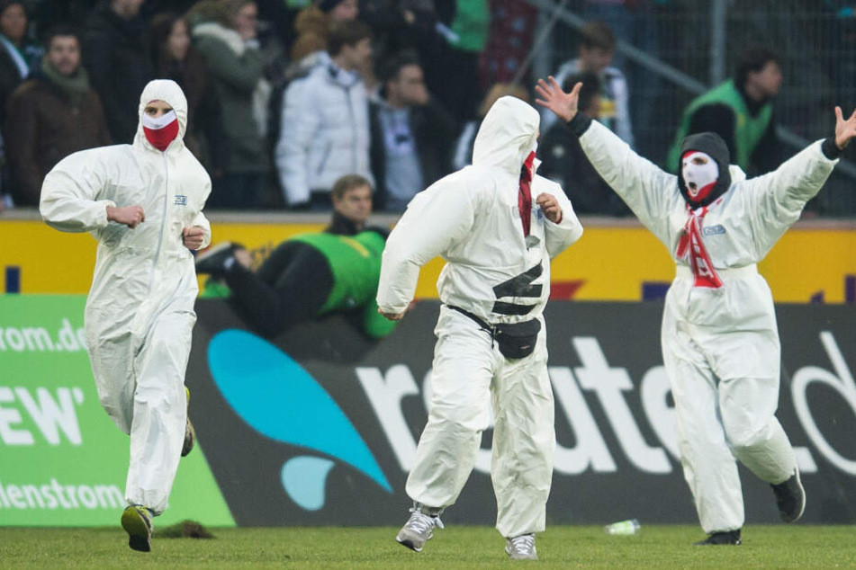 2015 liefen Kölner Fans beim Derby in Gladbach vermummt auf das Spielfeld der Gladbacher.